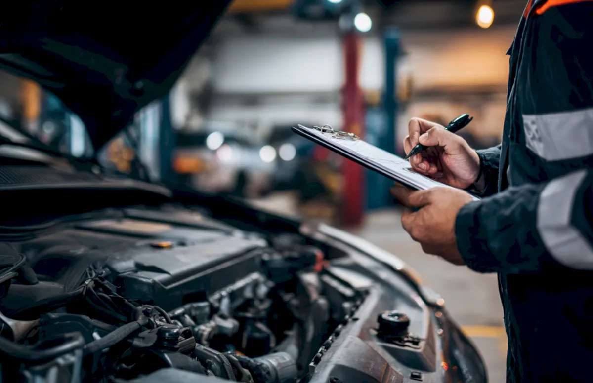 HU / AU Untersuchung im Auto Center Schmidt, Checkliste vor offenem Motorraum